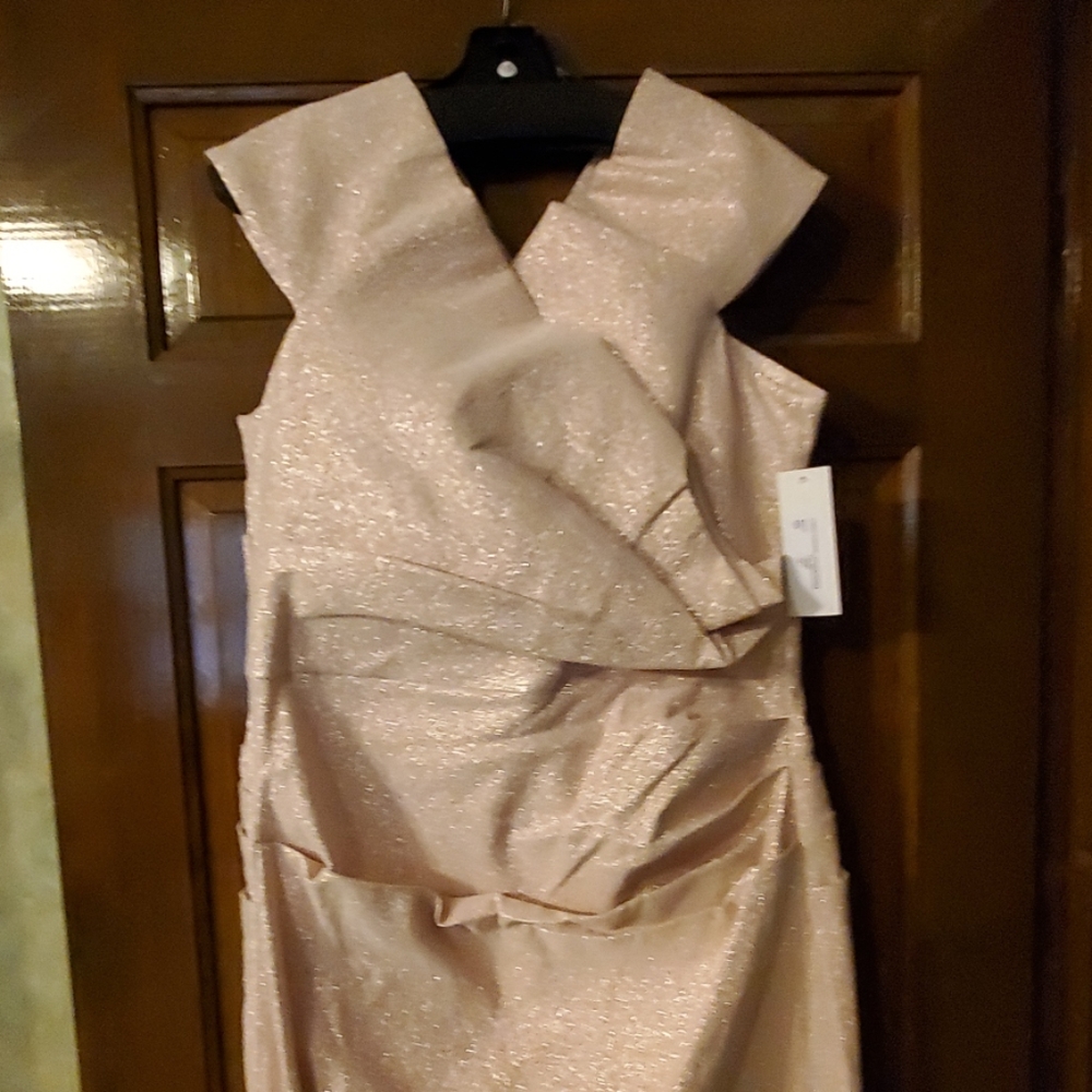 GOWN - Picture 4 of 8